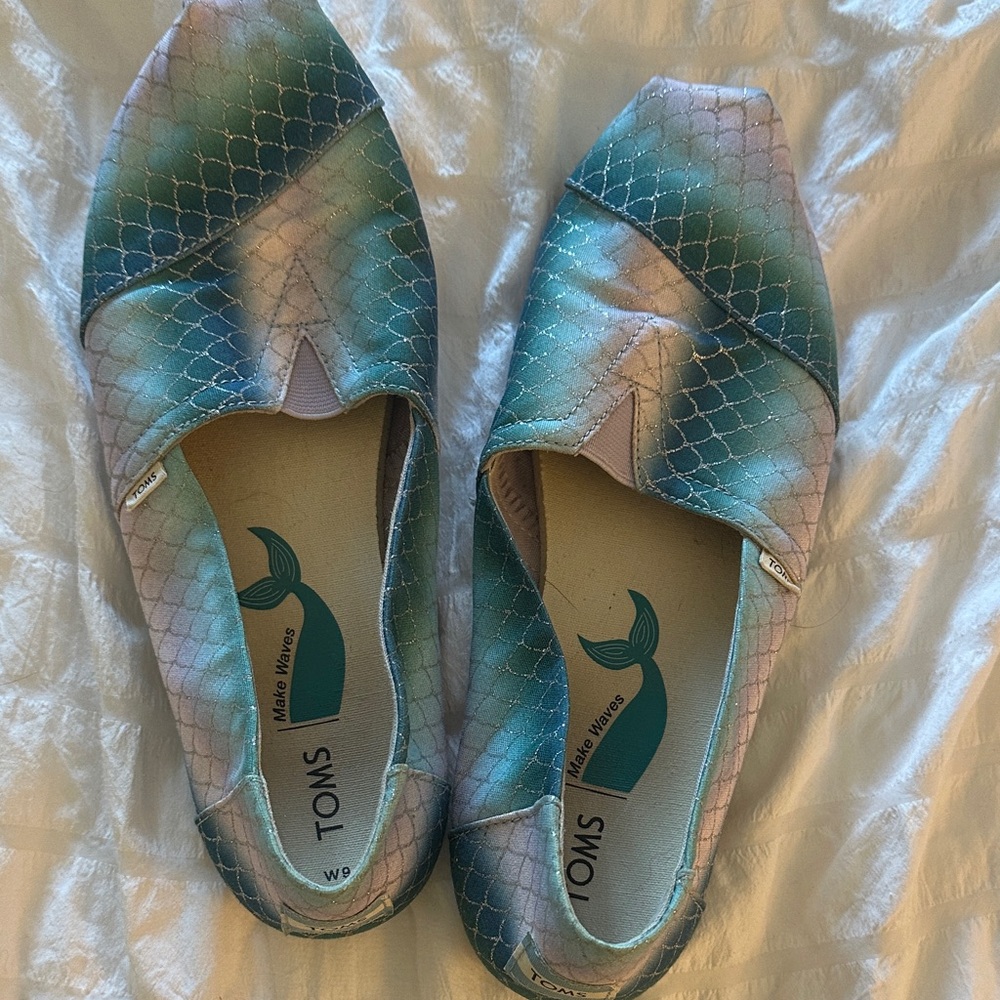 TOMS Women's Teal and White Patterned Flats